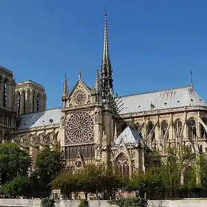 Moderne Artistique Sur Les Toits De Vue Sur Notre-dame Et La Seine Appartement